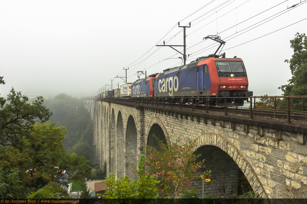 Die beiden 482 017 und 482 014 von SBB Cargo International traktionierten am Donnerstag, 18. September 2014 den Hupac UKV-Zug aus Gallarate auf dem Teilstück Bellinzona - Singen.