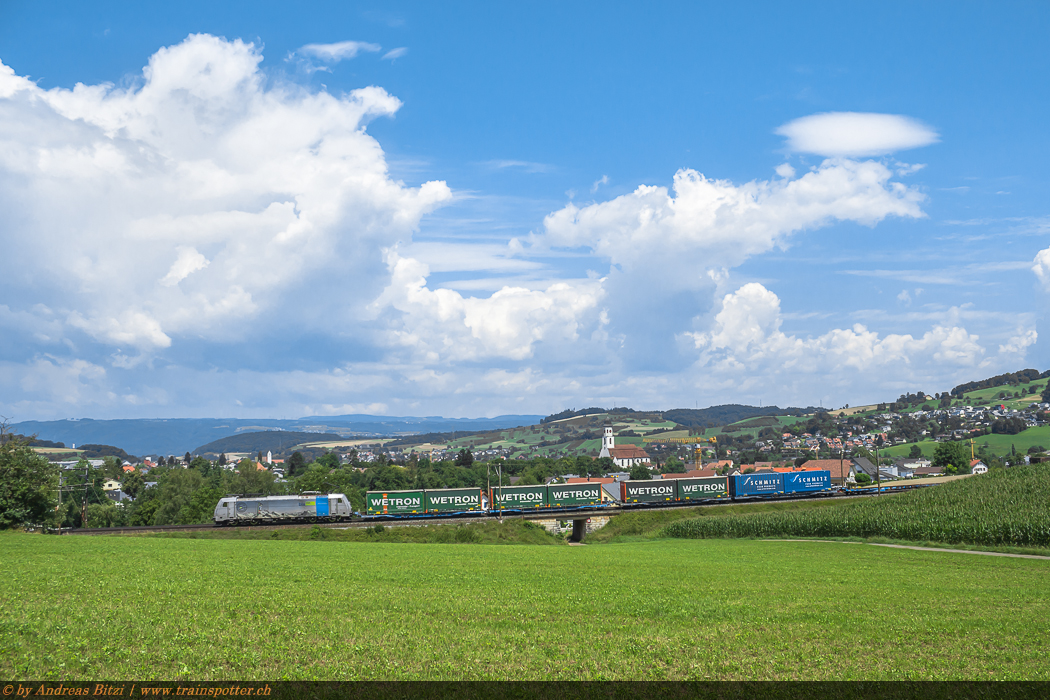 Die Railpool 186 103 verkehrte im Auftrag der BLS Cargo am 24. Juli am TXL UKV-Zug von Melzo nach Venlo. Nachdem sich TXL seit vergangenen Dezember aus der Schweiz zurück gezogen hatte, bringt BLS Cargo mit ihren Mietloks nun wieder neue Farben in die Welt des alpenquerenden Bahnverkehrs.