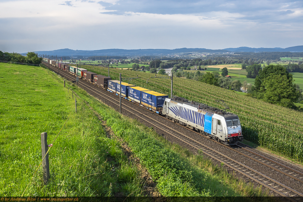 Die Railpool 186 106 mit dem typischen Look der Lokomotion verkehrt zur Zeit im Auftrag der BLS Cargo. Am 24. Juli traktionierte sie den TXL UKV-Zug von Venlo nach Melzo. Nachdem sich TXL seit vergangenen Dezember aus der Schweiz zurück gezogen hatte, bringt BLS Cargo mit ihren Mietloks nun wieder neue Farben in die Welt des alpenquerenden Bahnverkehrs.