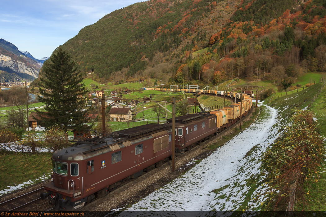 Am Morgen des 09. November 2014 begleiteten bunte Bäume und der erste Schnee die beiden BLS Cargo Lokomotiven 425 171 und 425 178 mit dem Cemat UKV-Zug, auch ’’Milchzug’’ genannt, den Gotthard hoch.