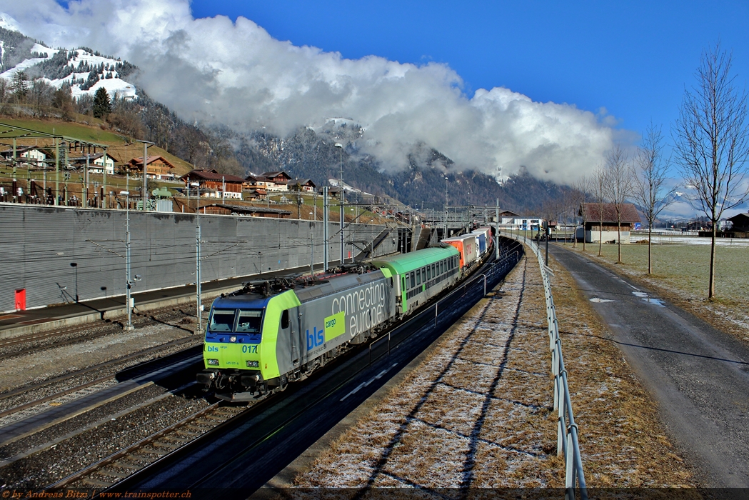 Am Montag, 17. Februar 2014 verkehrte die BLS 485 017 an der RAlpin RoLa Freiburg – Novara. Aufgenommen kurz vor der Einfahrt in den Lötschberg Basistunnel am Nordportal