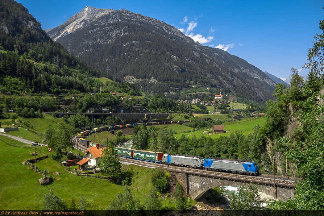 Die Alpha Trains 185 525 und Railpool 186 251, beide im Auftrag der BLS Cargo unterwegs, zogen am 21. Juni den TXL UKV-Zug von Erstfeld nach Chiasso. Nachdem sich TXL seit vergangenen Dezember aus der Schweiz zurück gezogen hatte, bringt BLS Cargo mit ihren Mietloks nun wieder neue Farben in die Welt des alpenquerenden Bahnverkehrs.