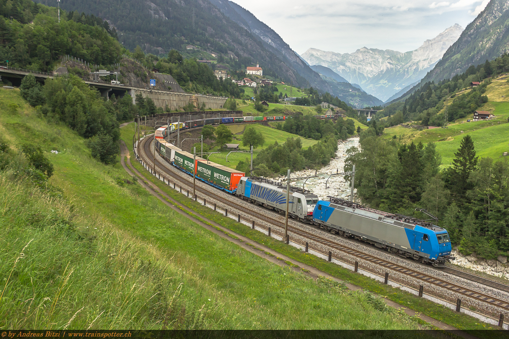 Die Alpha Trains 185 527 und Railpool 186 102, beide im Auftrag der BLS Cargo unterwegs, zogen am 19. Juli den TXL UKV-Zug von Erstfeld nach Chiasso. Nachdem sich TXL seit vergangenen Dezember aus der Schweiz zurück gezogen hatte, bringt BLS Cargo mit ihren Mietloks nun wieder neue Farben in die Welt des alpenquerenden Bahnverkehrs.