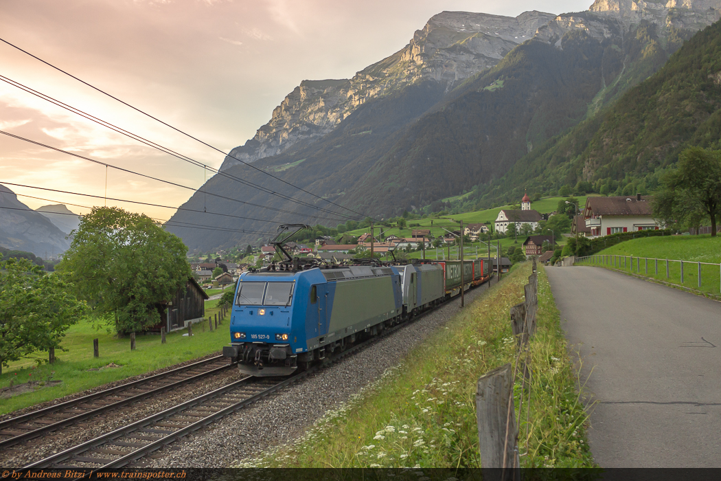 Die Alpha Trains 185 527 und Railpool 186 251, beide im Auftrag der BLS Cargo unterwegs, zogen am 07. Juni den TXL UKV-Zug von Erstfeld nach Chiasso. Nachdem sich TXL seit vergangenen Dezember aus der Schweiz zurück gezogen hatte, bringt BLS Cargo mit ihren Mietloks nun wieder neue Farben in die Welt des alpenquerenden Bahnverkehrs.