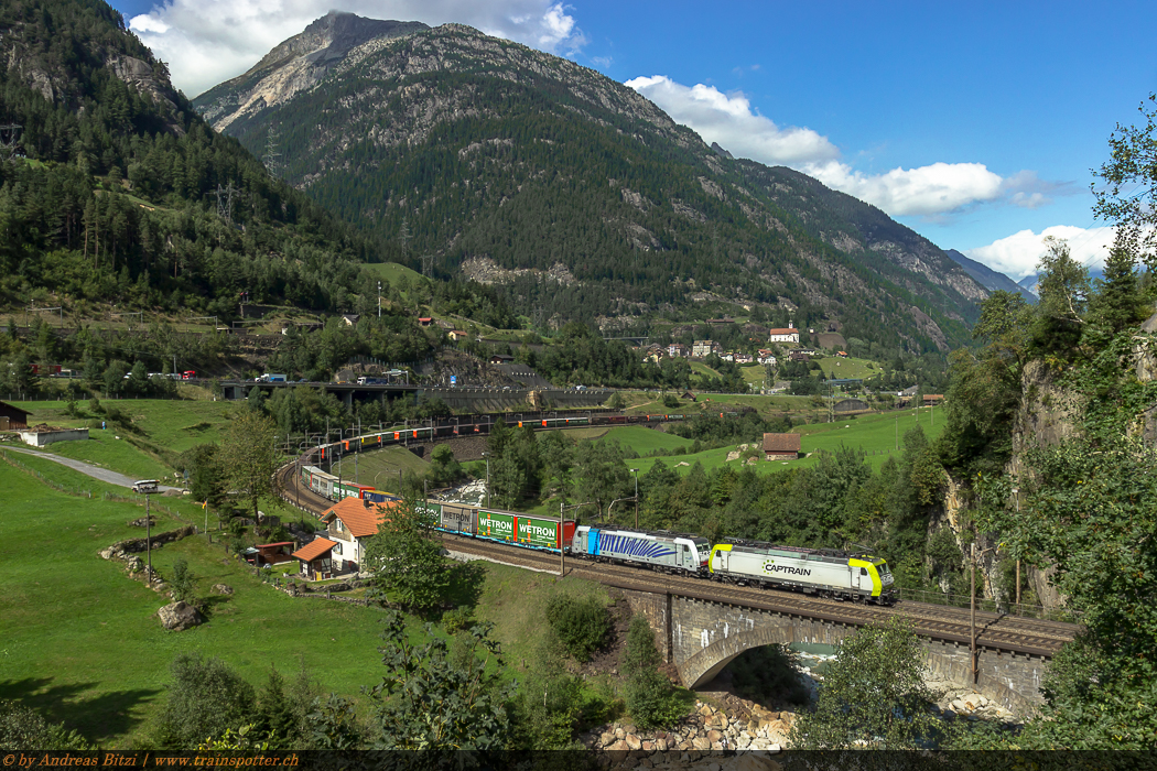 Eine Relation von TX Logistik, unter dem EVU der BLS Cargo, traktioniert durch die 185 550 von Captrain und 186 106 der Lokomotion. Aufgenommen am Freitag, 04. September 2015