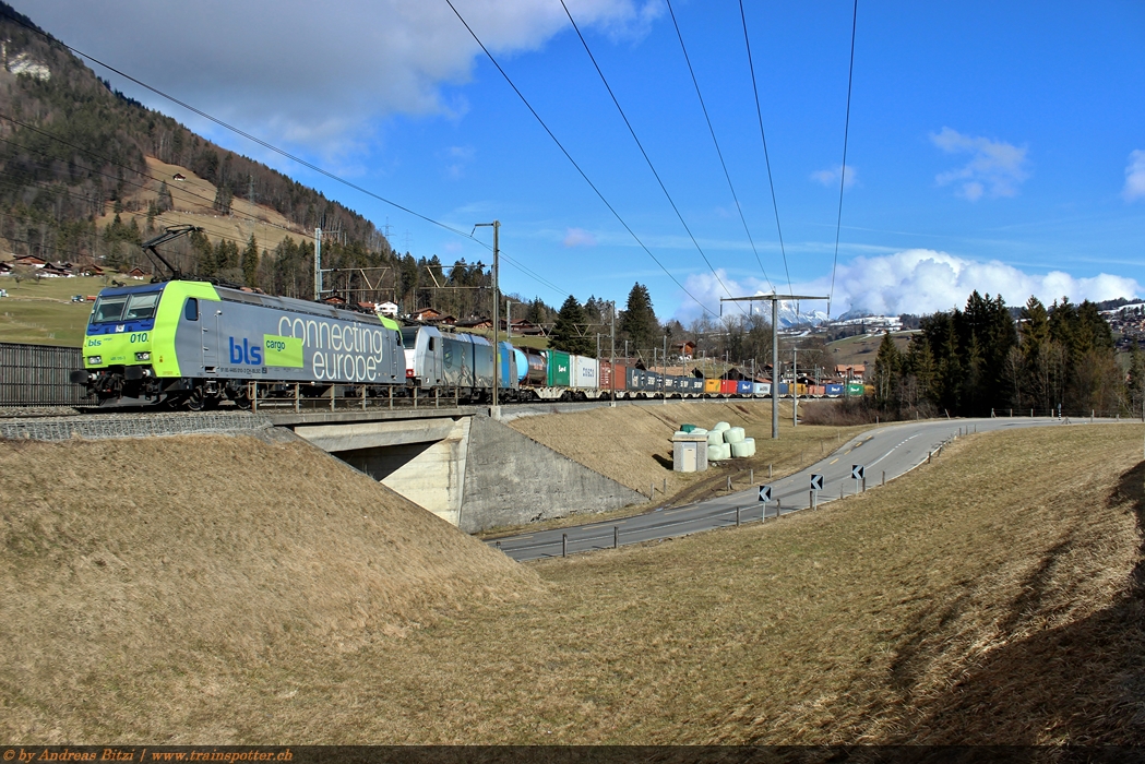 
						Die 485 010 der Bern Lötschberg Simplonbahn (BLS) leistete am Montag, 17. Februar 2014 der von Railpool zugemieteten 186 109 vor dem 
						ERS UKV-Zug der Relation Rotterdam – Melzo Vorspann auf der Teilstrecke Basel – Domodossola.
						