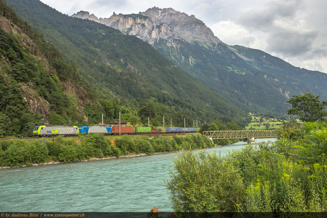 Die BLS Cargo 485 017 und Alpha Ttrains 185 527, welche ebenfalls im Auftrag der BLS Cargo unterwegs ist, zogen am 19. Juli den Cemat UKV-Zug von Chiasso nach Erstfeld. Nachdem sich TXL seit vergangenen Dezember aus der Schweiz zurück gezogen hatte, bringt BLS Cargo mit ihren Mietloks nun wieder neue Farben in die Welt des alpenquerenden Bahnverkehrs.