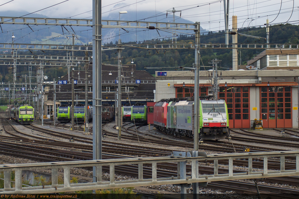 Seit dem Fahrplanwechsel arbeitet die BLS Cargo AG nicht mehr mit DB Schenker Rail Schweiz zusammen. Umso spezieller war dann die Tatsache, dass am vergangen Sonntag, 14. September 2014 eine dieser Loks vor dem BLS Depot in Spiez abgestellt war. Später stellte sich heraus, dass die DB BR 185 zu Softwareoptimierung bezüglich Bordcomputer und der Einbindung des Siemens ETCS bei der BLS stand, beziehungsweise noch immer bei ihnen weilt.