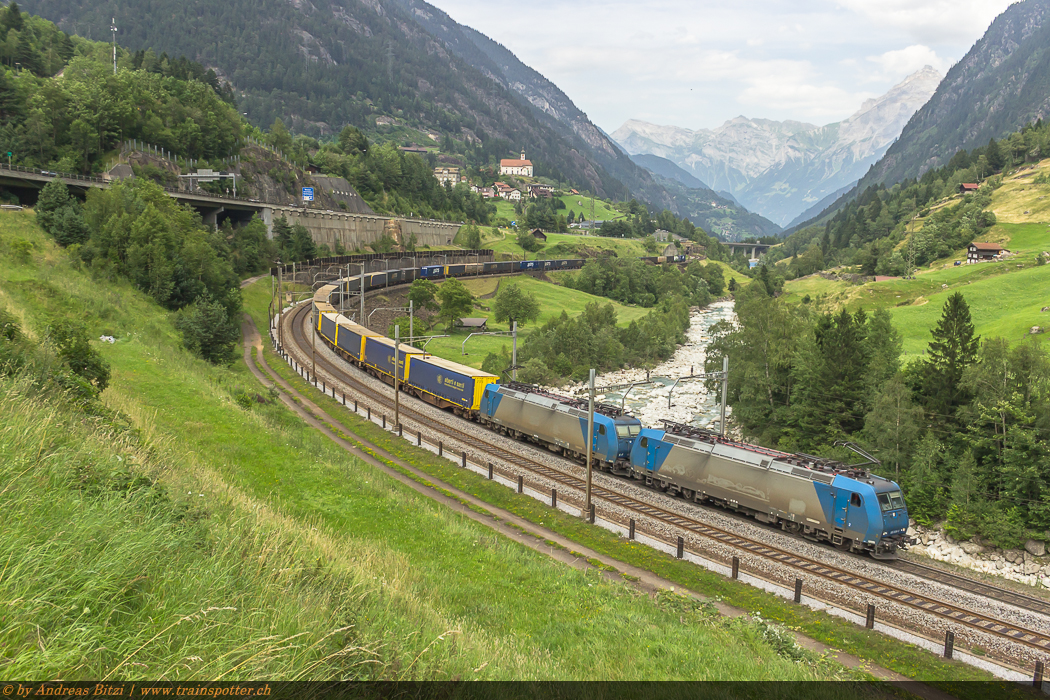 Die beiden 185 536 und 185 535 der Alpha Trains verkehren im Auftrag der Crossrail AG über die Schweizer Alpen. Am 19. Juli 2014 zogen die beiden den GTS UKV-Zug von Arth-Goldau nach Chiasso.