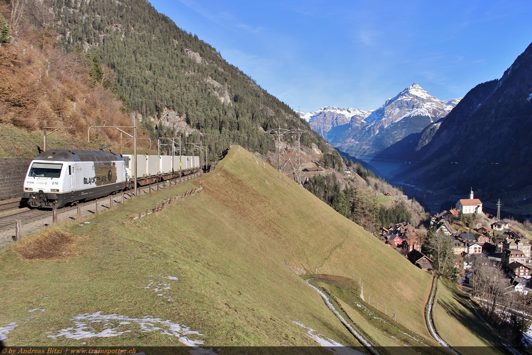 Am 21. Dezember 2013 verkehrte die railCare 465 016 mit einem ’’Weihnachts-Punto-Fresco’’ von Oensingen nach Stabio.