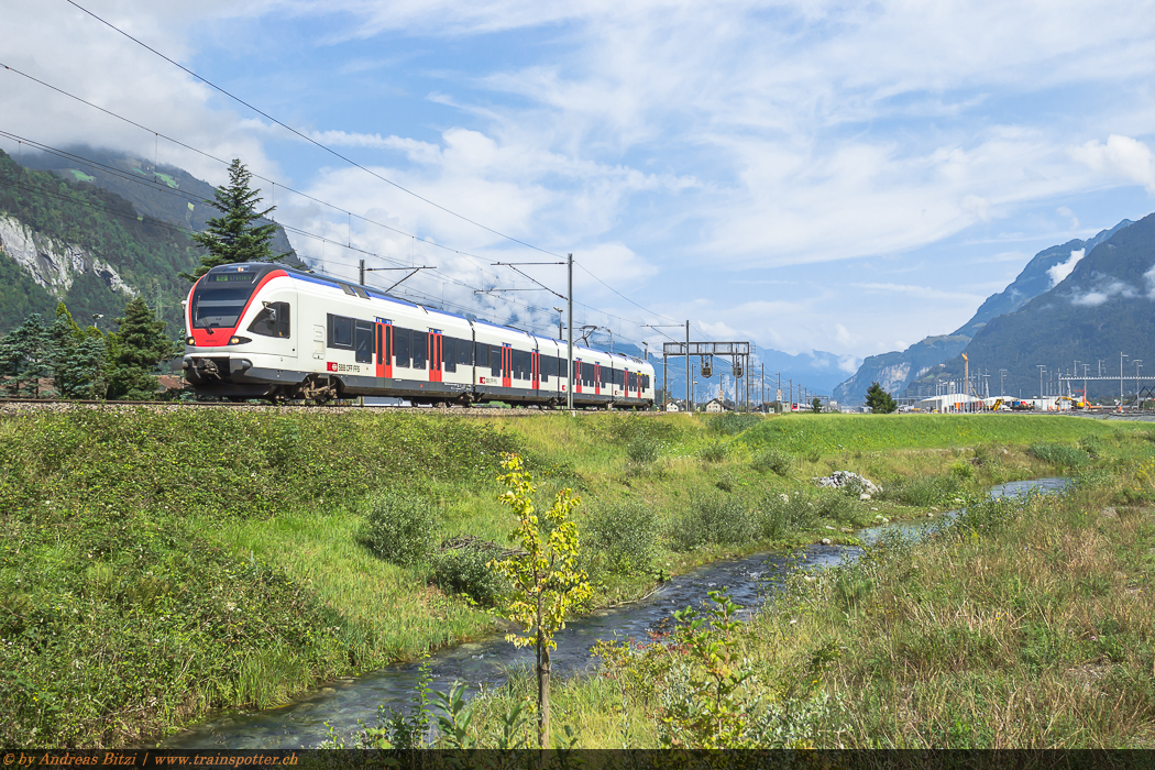 FLIRT 523 033 am 23. Juli 2014 als S2 von Baar Lindenpark nach Erstfeld