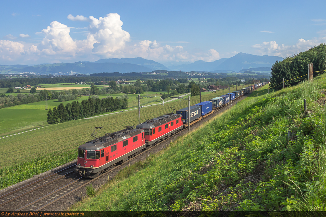 SBB Cargo International 11336 und 11670 ’’Affoltern am Albis’’ am Hupac UKV-Zug von Bellinzona nach Muttenz am 24. Juli 2014