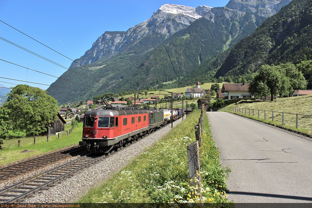 SBB_Re_10_10_Re_6_6_11680_Re_4_4_II_11330_(BR_185_132)_1