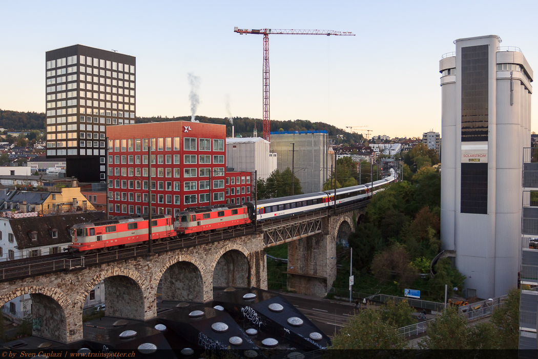 Heute kam es zur Sensation: Die beiden letzten Re 420 im Swiss Express-Anstrich verkehrten als Doppeltraktion am Zug 3810 von Rorschach nach Zürich HB. Die äusserst seltene Traktion wurde kurz nach dem Bahnhof Zürich Wipkingen aufgenommen. Die beiden Loks verkehrten bereits am Vorabend mit dem Zug 3831/29441 von Zürich nach Rorschach.