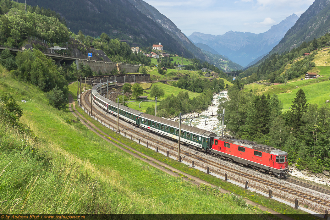 Die SBB 11128 des Typs Re 420 der 1. Serie verkehrte am 19. Juli 2014 am Gotthard-InterRegio von Luzern nach Locarno.