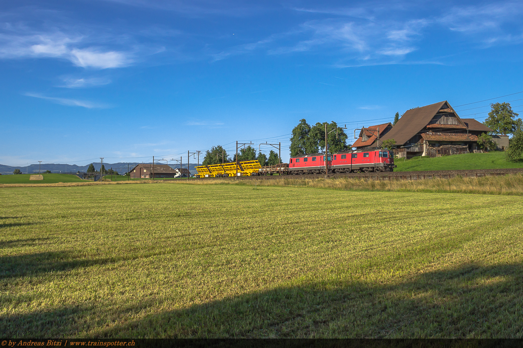 Die beiden SBB Cargo 11177 (Re 420) und 11366 (Re 430) verkehrten am 18. Juli 2014 mit einem Bauzug von Lupfig nach Biasca.