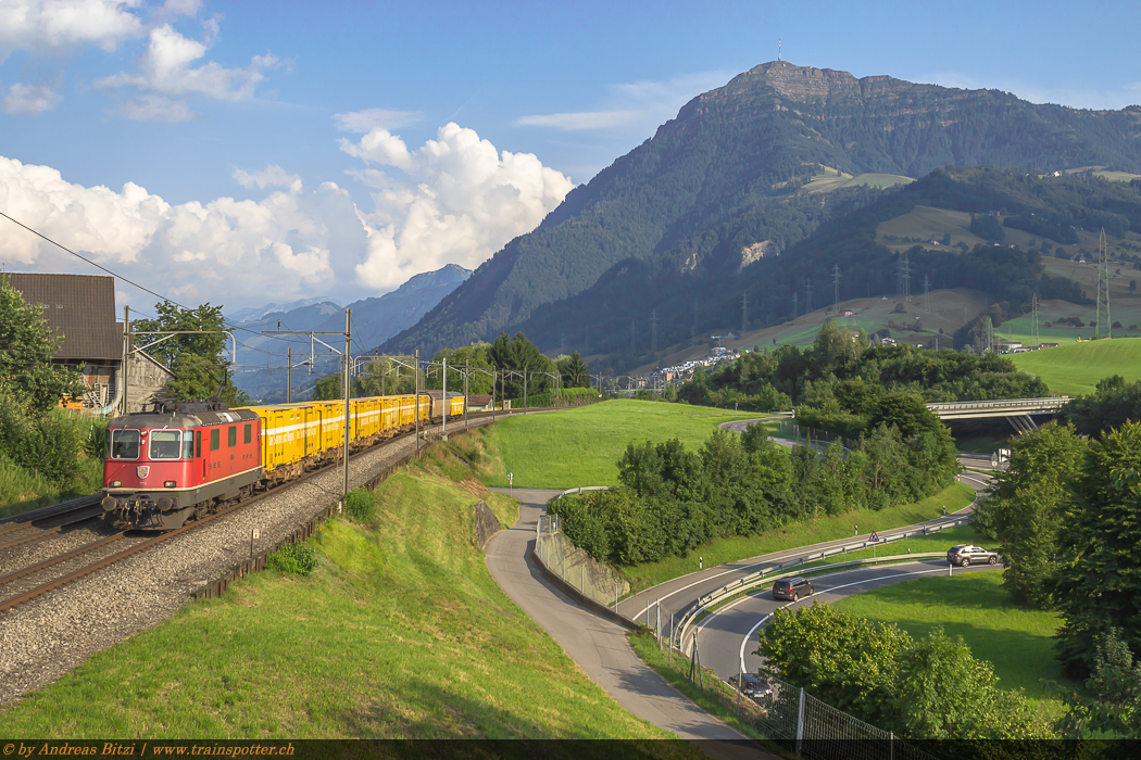 SBB Cargo National 11255 mit dem Postzug von Cadenazzo nach Herkingen Postzentrum