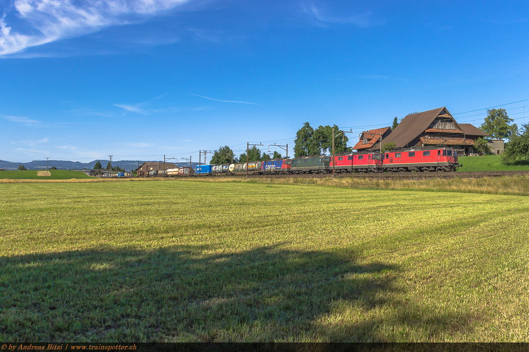 Die vier SBB Cargo International Lokomotiven 11348, 11336, 11330 und 421 374 – alle vier des Typs Re 420/421 – am Freitag, 18. Juli 2014 am Hupac UKV-Zug von Ludwigshafen nach Gallarate.
