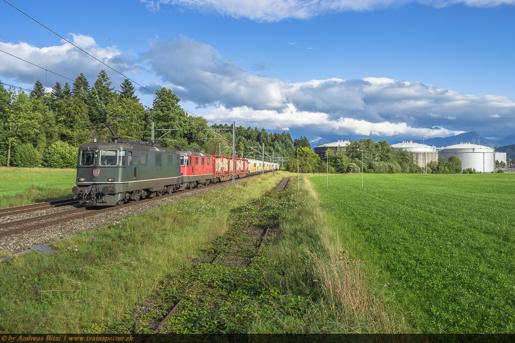 Die beiden SBB Cargo National Lokomotiven 11364 und 11231 am 13. August 2014 kurz nach der Ausfahrt bei Rothenburg mit dem Pistor/SBB Cargo WLV-Zug der Relation ’’Rothenburg – Däniken RB’’. Ab Däniken verkehren die mit Bier gefüllten Tankcontainer weiter via Zürich Mülligen nach Landquart. Der andere Teil des Zuges später weiter richtung Westschweiz.
