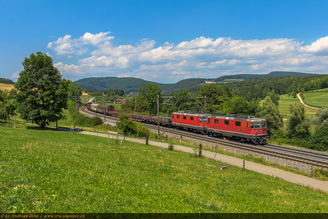 Die in der Regel nur an Personenzügen der SBB verkehrenden Re 420 der 1. Bauserie kommen selten auch vor Güterzügen vom nationalen Dienst zum Einsatz. Am 19. Juli 2018 verkehrten die beiden 420 129 und 420 139 als Doppeltraktion vom Rangierbahnhof Limmattal nach Basel Kleinhüningen Hafen. Etwas später traktionierten die gleichen Lokomotiven den 60133 wieder zurück in den RBL. Mit etwas Glück konnten wir sie auf der Rückfahrt in den RBL auf der nördlichen Seite des Bözberg