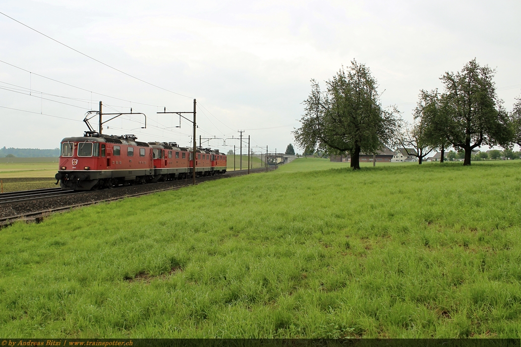 SBB_Re_4_16_Re_4_4_II_11204_(Re_4_4_II_11145_Re_4_4_II_11122_Re_4_4_II_11215)_1