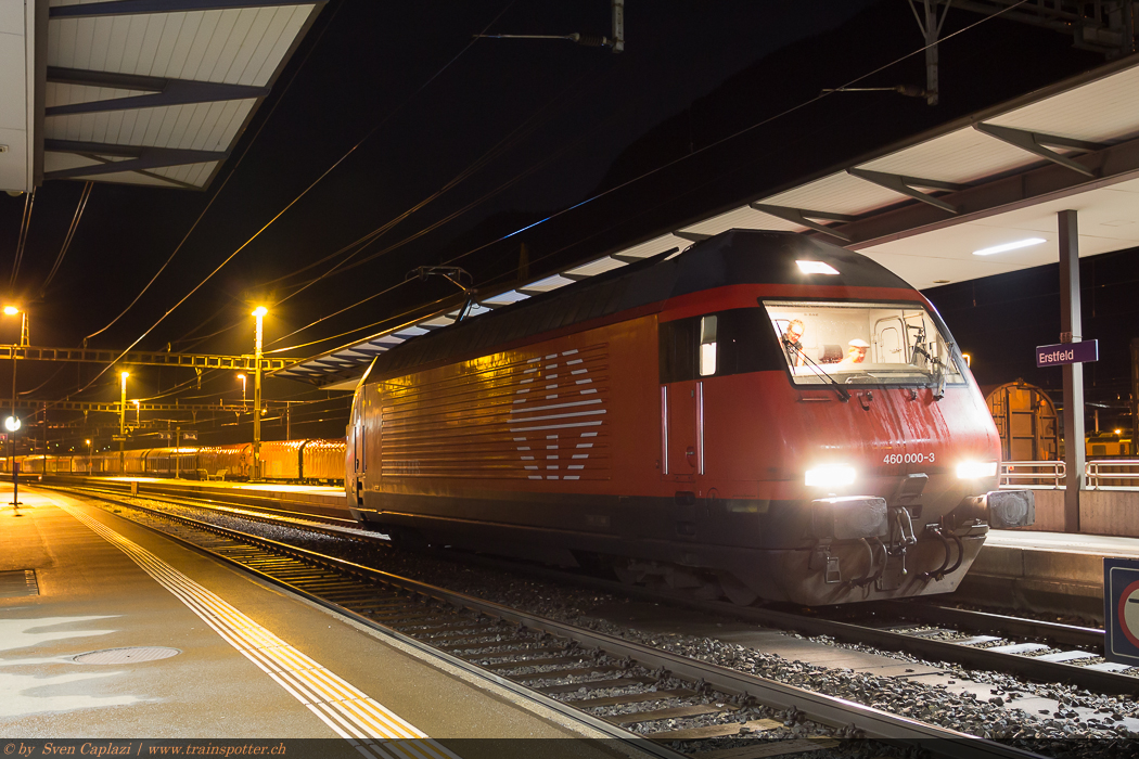 In der Nacht von Freitag auf Samstag starteten auf dem Teilstück Flüelen – Erstfeld die ersten Testfahrten mit ETCS Level 2. Die Fahrten wurden mit der SBB Lok 460 000 ’’Grauholz’’ durchgeführt. Das Foto erinnert an gute, alte Zeiten in Erstfeld, als die Reihe 460 noch vielseitig eingesetzt wurde.