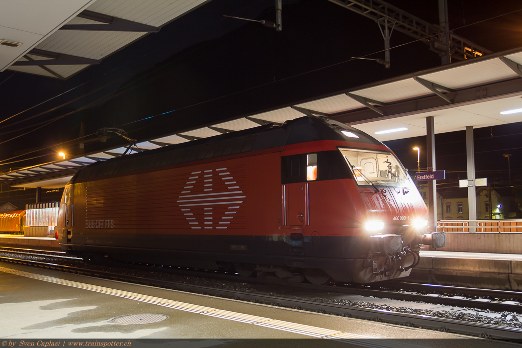 In der Nacht von Freitag auf Samstag starteten auf dem Teilstück Flüelen – Erstfeld die ersten Testfahrten mit ETCS Level 2. Die Fahrten wurden mit der SBB Lok 460 000 ’’Grauholz’’ durchgeführt. Das Foto erinnert an gute, alte Zeiten in Erstfeld, als die Reihe 460 noch vielseitig eingesetzt wurde.