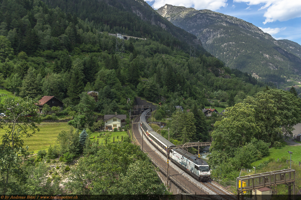 Die SBB 460 003 ’’National Swiss’’ verkehrte am 19. Juli 2014 am Gotthard-InterRegio von Locarno nach Zürich.