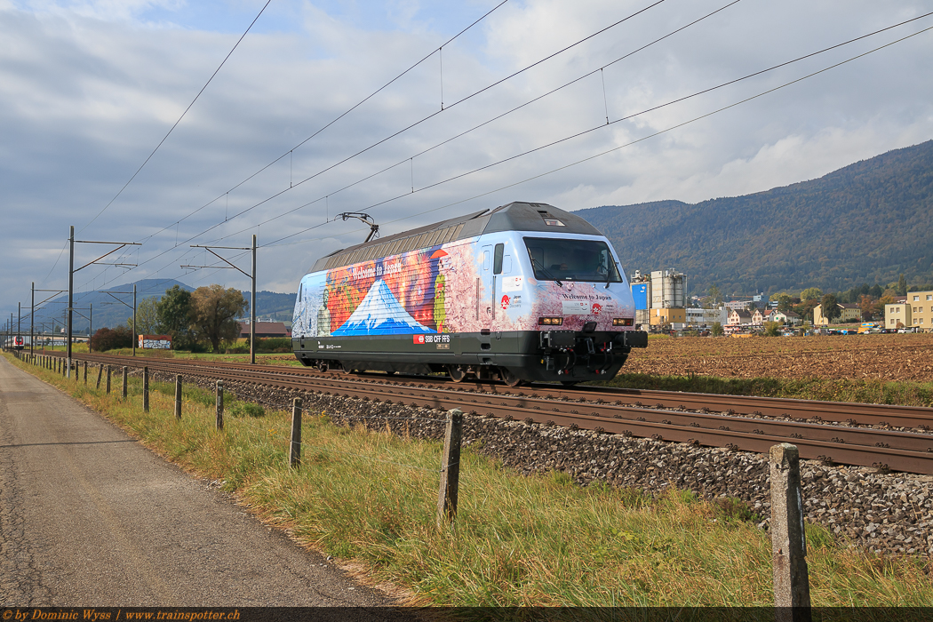 Re 460 036 ’’Franches Montagnes’’ wirbt seit dem 07. Oktober 2014 für das 150-jährige Jubiläum der diplomatischen Beziehungen zwischen Japan und der Schweiz.