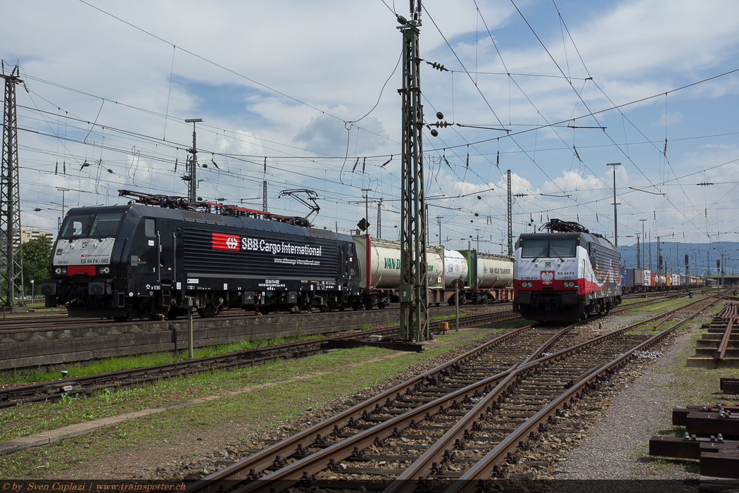 SBB Cargo International ES 64 F4-082 am Mittwoch, 23. Juli 2014, mit dem Shuttlewise UKV-Zug der Relation Mortara – Rotterdam, auf dem letzten Teilstück von Muttenz nach Rotterdam. Auf der Seite abgestellt wartet ERS 189 213 ’’Linked by Rail’’ auf weitere Dienste.
