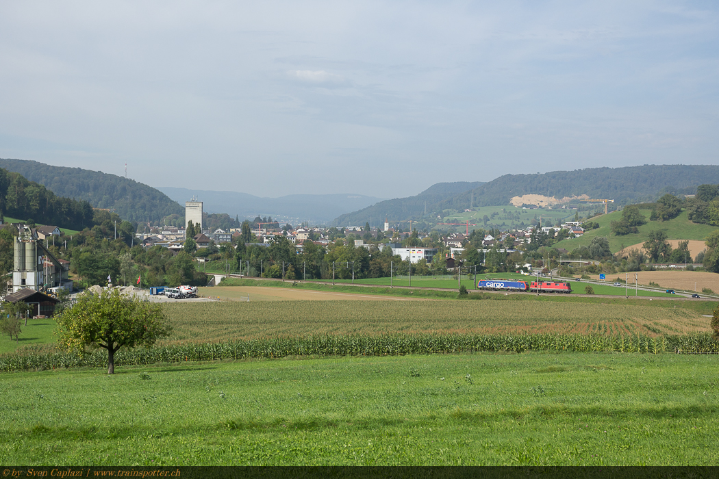 Der 474 012 von SBB Cargo International, welche am Mittwoch, 17. September 2014 in Basel weilte, wurden zwei speziellere Aufgaben zugeteilt: Als erstes führte die Re 474 eine Leistung nach Rekingen und zurück nach Basel, was wohl für die Lok als auch für das Terminal eine Premiere darstellte. Zur zweiten Leistung kam es kurz vor Mittag: Die 474 012 verkehrte als Lokzug nach Tecknau, wo sie eine schadhafte Re 420 abholte und nach Basel überführte. So befuhr ein seltener Gast die Hauensteinlinie.