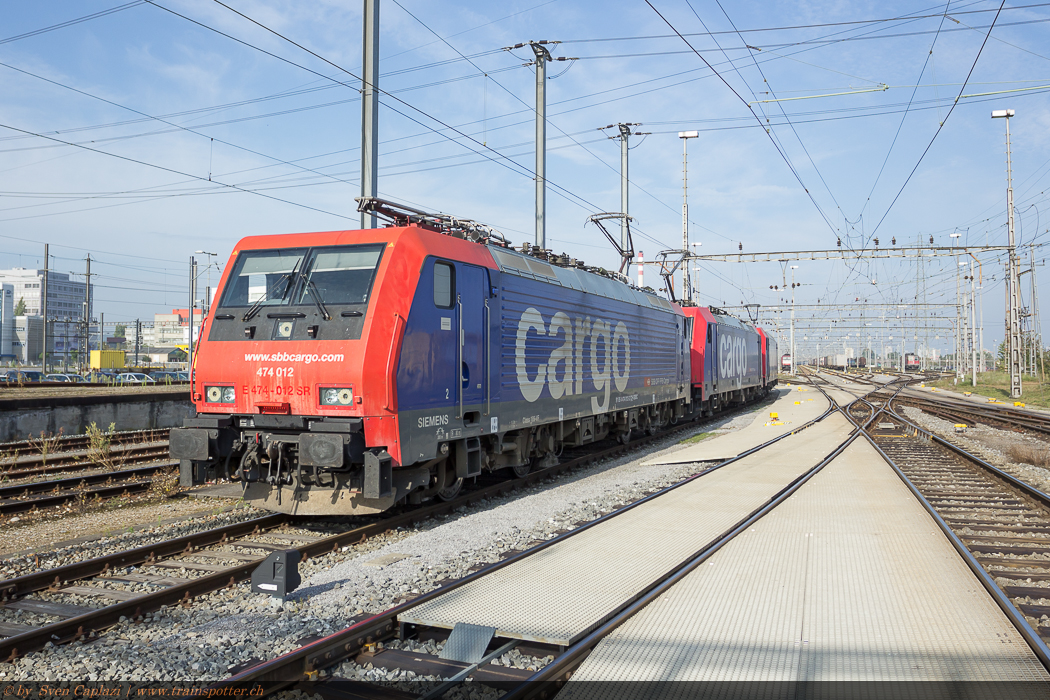 Die 474 012, sowie die beiden 484 008 und 484 001 von SBB Cargo International warten zusammen auf weitere Dienste