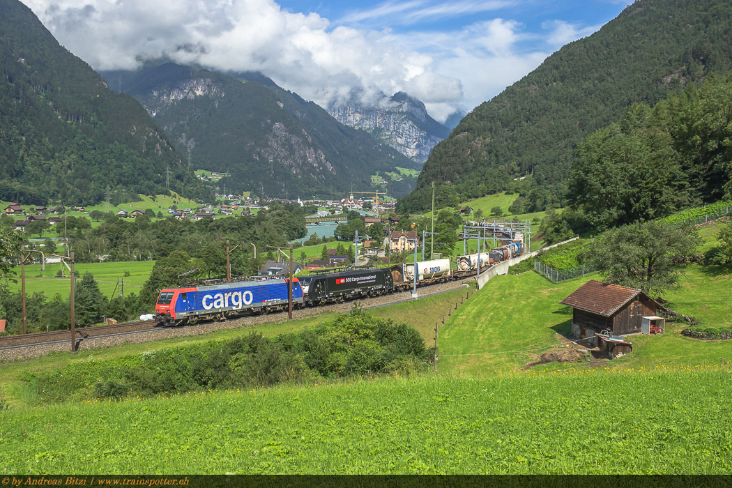 In den frühen Morgenstunden verkehrten die beiden SBB Cargo International Lokomotiven 474 005 und 474 014 mit einem Hupac UKV-Zug von Bellinzona nach Muttenz. In Muttenz fertig rangiert, hätten die beiden zurück nach Bellinzona verkehren sollen. Bei der Zugvorbereitung wurde aber ein Defekt an der 474 005 festgestellt und so musste kurzfristig eine Ersatzmaschine her. Da aber keine anderen Lokomotiven mit der Re 474 gefahren werden können, wurde eine BR 189 der MRCE, welche zur Zeit bei SBB Cargo International verkehrt, zugezogen. Die 474 005 wurde danach ins Depot Basel gebracht und repariert. Tags darauf verkehrte sie alleine an einem Hupac UKV-Zug zurück nach Bellinzona.