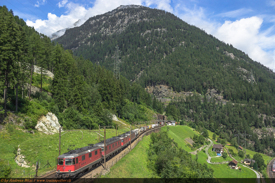 Die vier SBB Cargo International Lokomotiven 11322, 11679 ’’Cadenazzo’’, 11349 und 11668 ’’Stein-Säckingen’’ am 23. Juli 2014 an einem Hupac UKV-Zug von Muttenz nach Bellinzona.