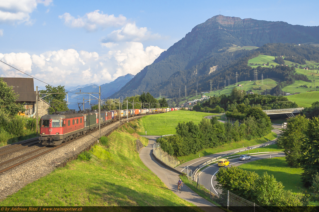 SBB Cargo International in bunter Ausführung. Die rote 11676 ’’Zurzach’’, grüne 11330, cargo 620 065 ’’Ziegelbrücke’’ und rote 11326 am Hupac UKV-Zug Gallarte – Ludwigshafen auf dem Teilstück Bellinzona – Muttenz am 24. Juli 2014