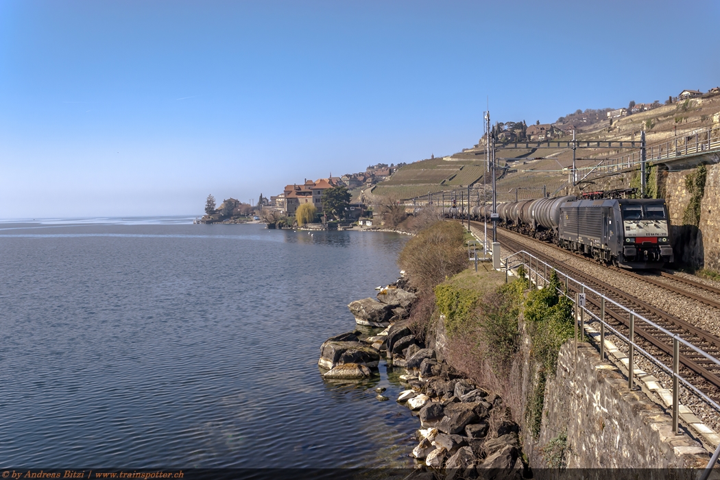 Seit einiger Zeit durchquert ein neuer Kesselwagenzug die Schweiz. Aus dem Norden bringt das Österreichische EVU Logistik- und Transport-GmbH (LTE) den Zug mit einer ES 64 F4 der MRCE nach Muttenz. Dort übernimmt das EVU Trans Rail den Zug. Trans Rail setzt in der Schweiz die ES 64 F4 der LTE ein. Ab Domodossola übernimmt InRail die Traktion für Italien. Der Leerzug zurück in den Norden fährt jeweils via Lötschberg-Bergstrecke. Aufgenommen am Sonntag, 09. März 2014
