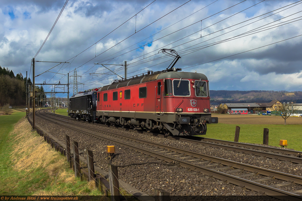 Im Auftrag der TransRail AG verkehrte die SBB 620 028 ’’Konolfingen’’ mit der 189 101 der MRCE im Schlepp als 99427 von Basel nach Chiasso. Fotografiert 