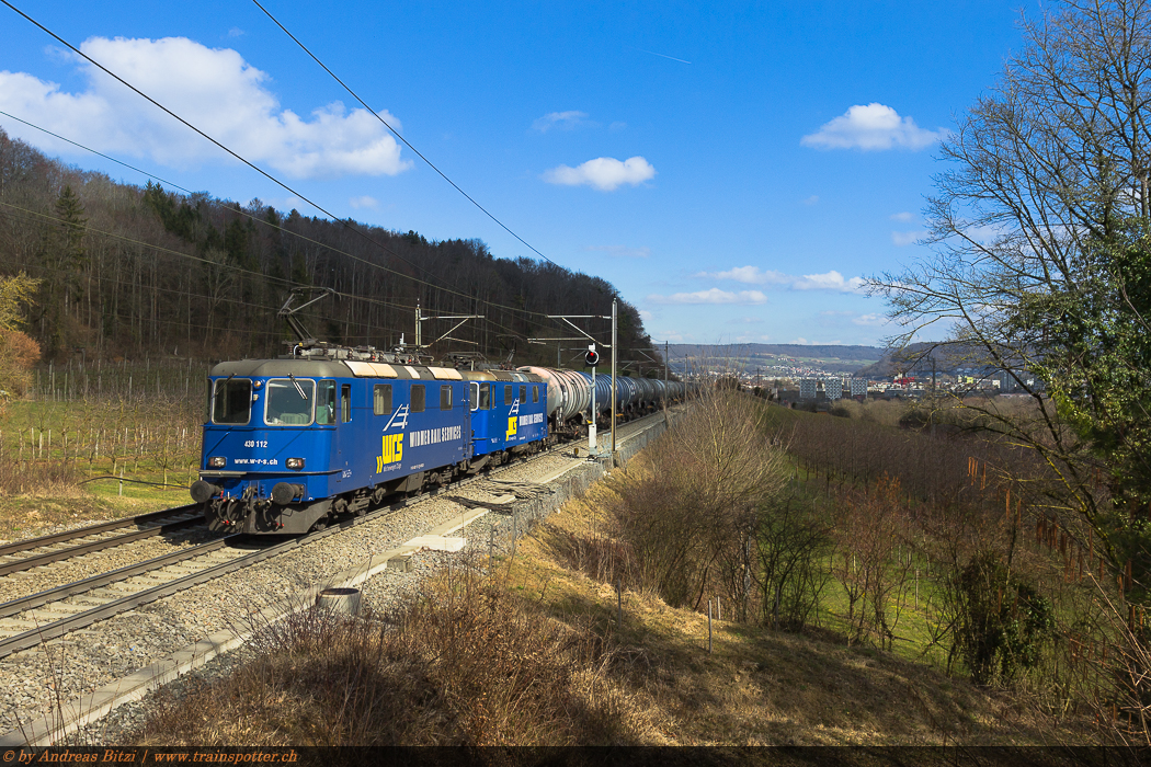 Die beiden Lokomotiven 430 112 (ehemalige Crossrail Re 430) und 421 381 (ehemalige SBB cargo Re 421) der WRS führten am 14. März 2018 einen leeren Kesselwagenzug von Glattbrugg nach Basel. Die 430 112 war die erste Lok dieses Typs welche seit Juni 2017 im neuen Design der WRS verkehrt. Die neu gekaufte 421 381 erstrahlt erst seit kurzem in neuem blauen Kleid.